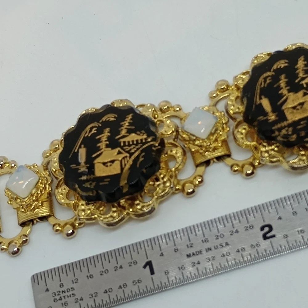 * Vintage Glass Reverse Intaglio Asian Scene Gold Tone Panel Bracelet